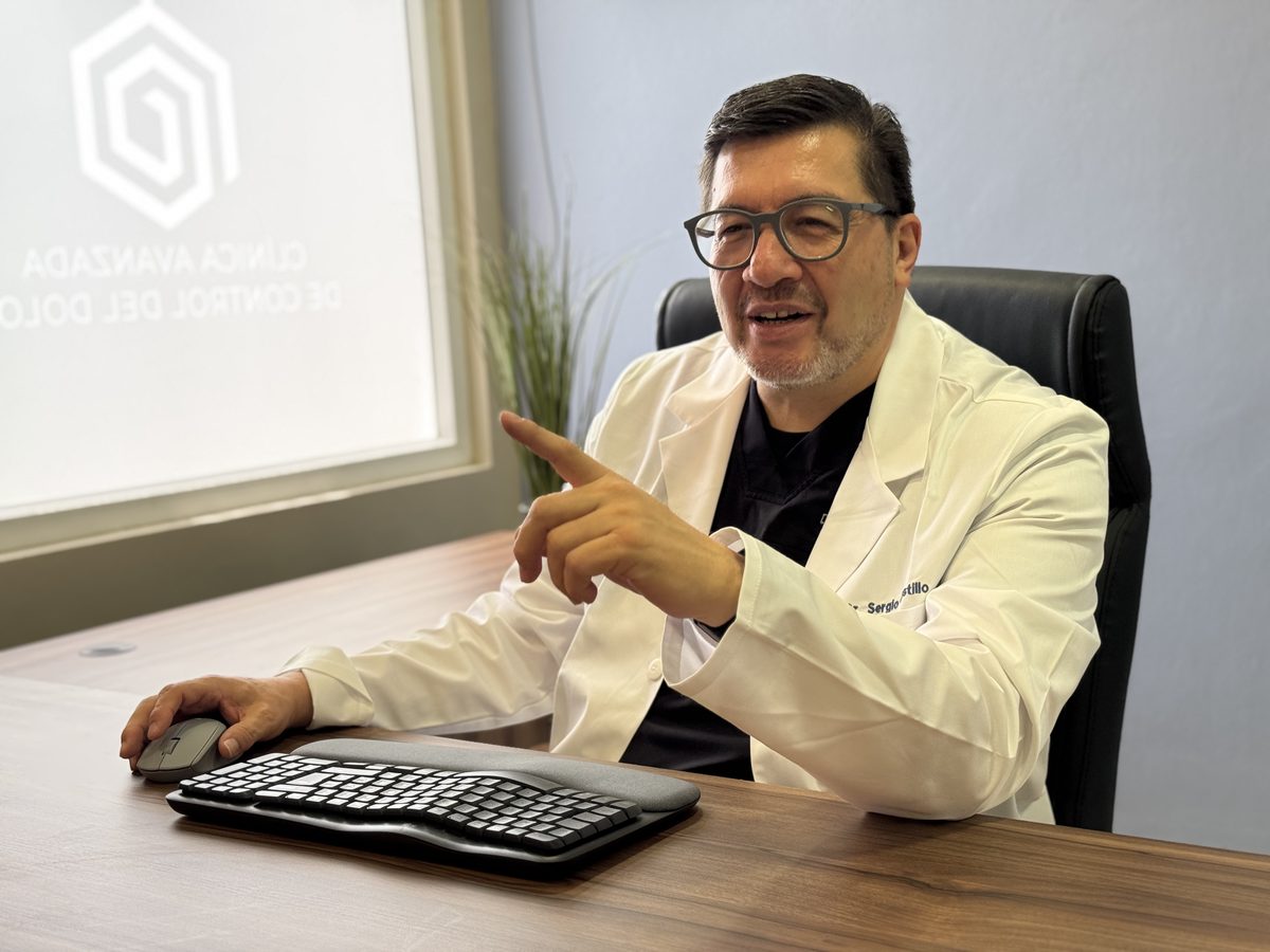 Dr. Sergio Castillo en consulta