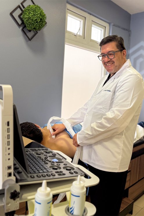 Dr. Sergio Castillo realizando una valoración guiada por ultrasonido